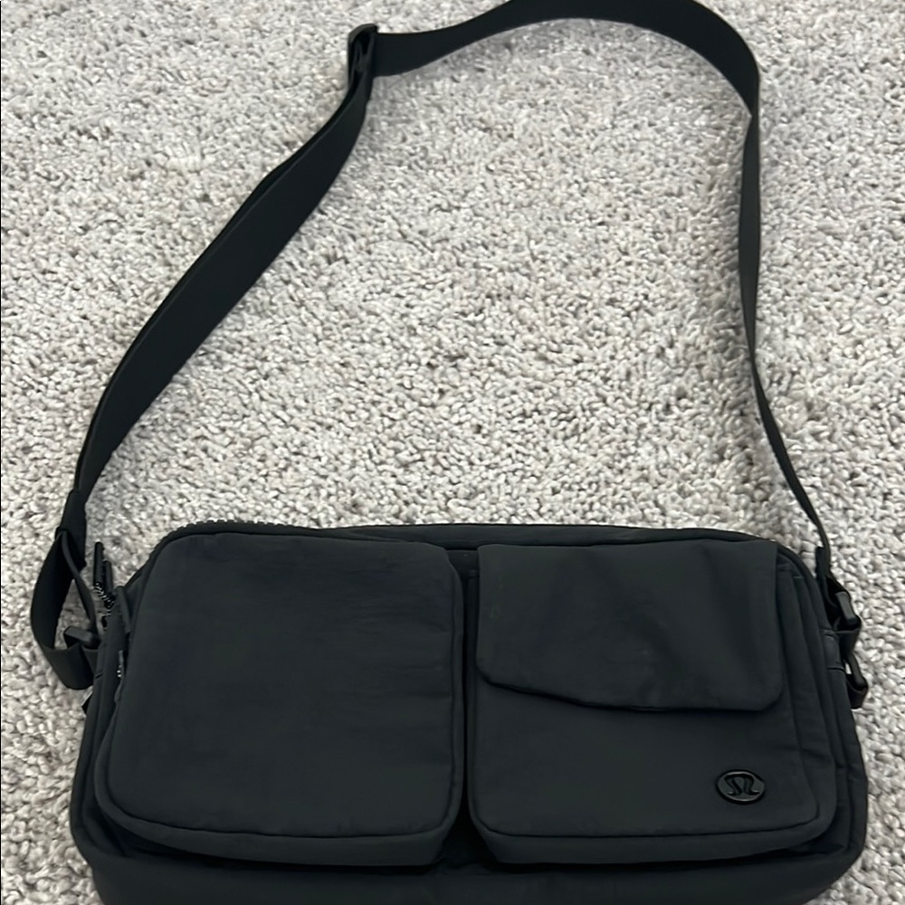 Lululemon Multi- Pocket Crossbody Bag 2.5 L. Used only 1 time.